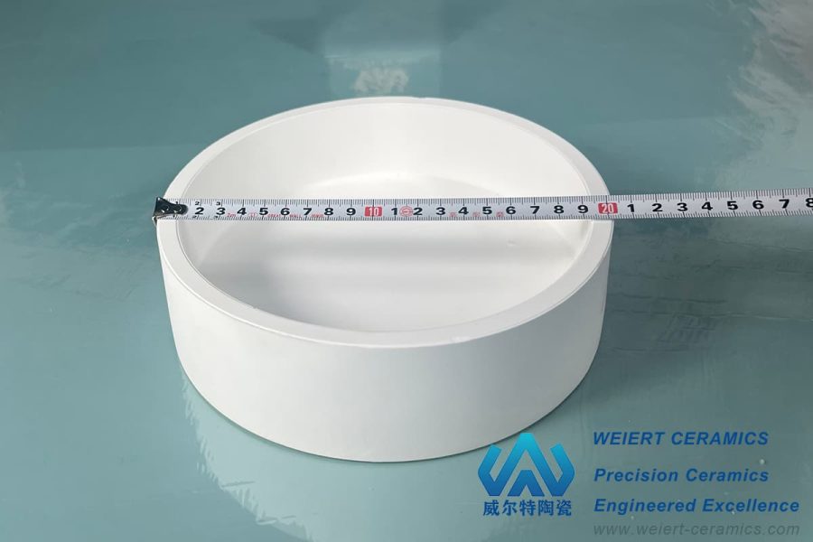 بوتقة أكسيد المغنيسيوم High-purity magnesium oxide (MgO) crucible manufactured by Weiert Ceramics for melting applications
