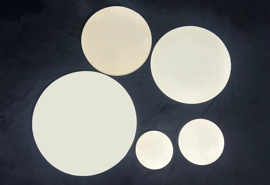 This picture displays a circular 99.7% high‑purity alumina ceramic disc with a smooth surface; its dimensions can be customized. It is suitable as a support plate or cover plate in high‑temperature furnaces and serves as a protective shield for high‑power electrodes and various insulation components, demonstrating Al₂O₃’s high hardness and heat resistance.